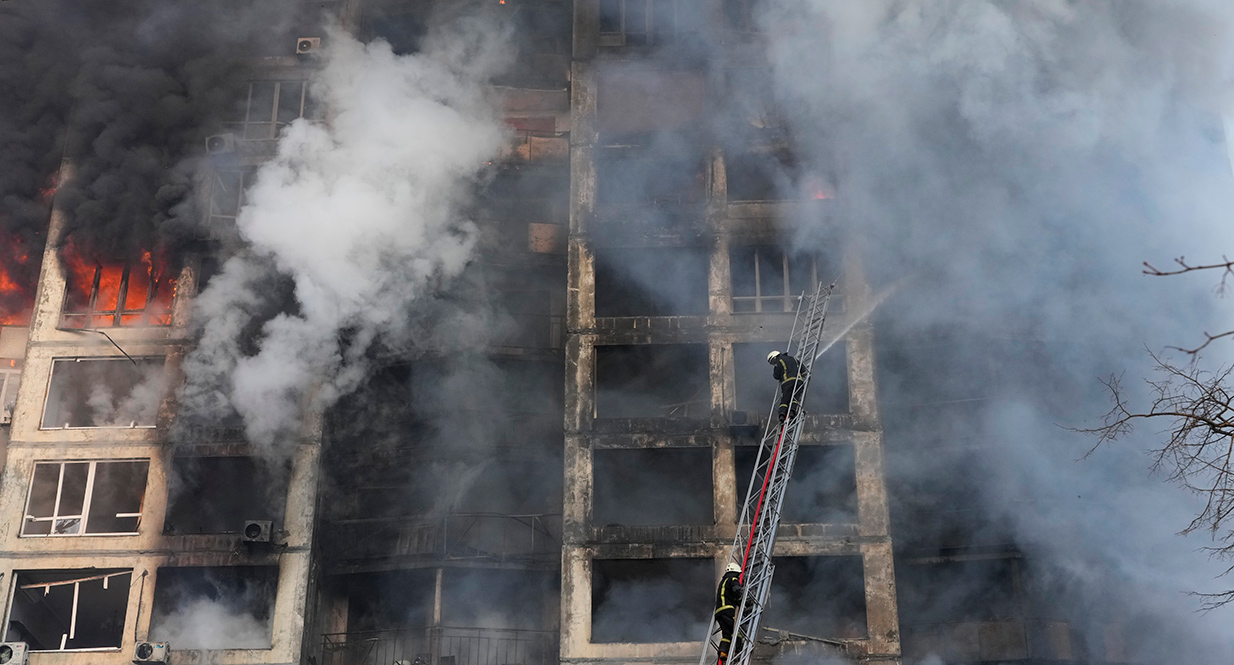 Πόλεμος στην Ουκρανία: Χτυπούν πολυκατοικίες στο Κίεβο, τουλάχιστον δύο νεκροί – Περικυκλώνεται η πρωτεύουσα