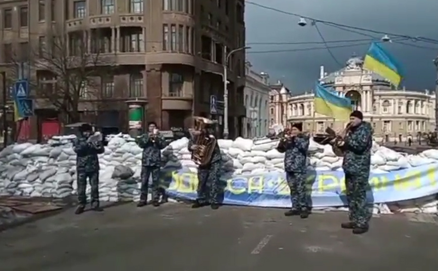 Πόλεμος στην Ουκρανία: Στρατιώτες παίζουν το «Don&#8217;t Worry, Be Happy» μπροστά στο οδόφραγμα &#8211; Συγκινητικό βίντεο