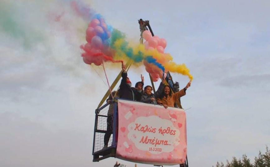 Δράμα: Ανέβηκαν με γερανό για να δουν το νεογέννητο της οικογένειας από το παράθυρο κλινικής