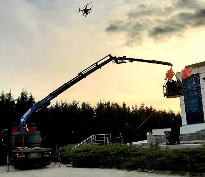 Δράμα: Ανέβηκαν με γερανό για να δουν το νεογέννητο της οικογένειας από το παράθυρο κλινικής