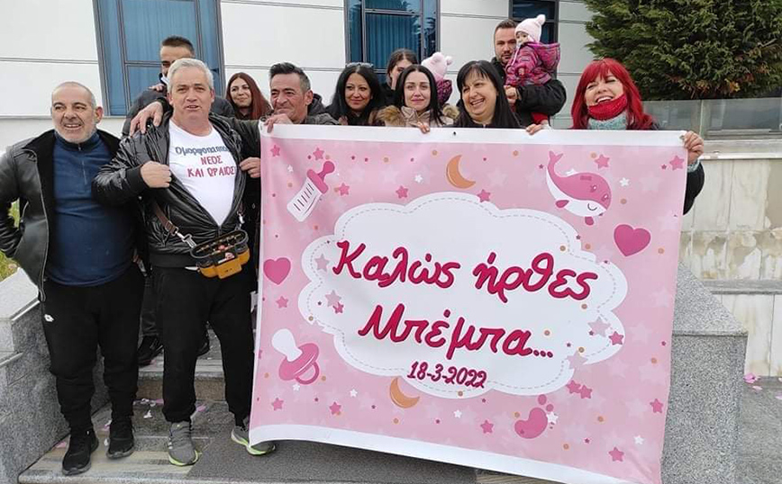 Δράμα: Ανέβηκαν με γερανό για να δουν το νεογέννητο της οικογένειας από το παράθυρο κλινικής