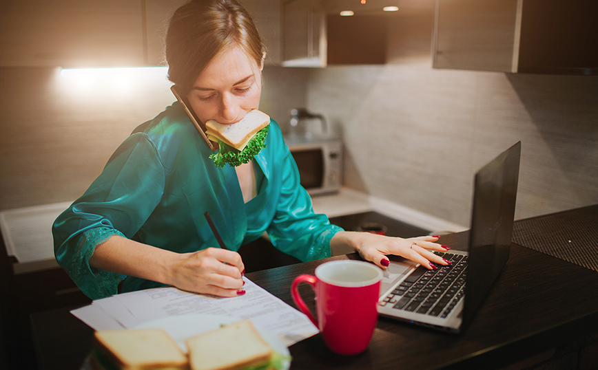Γυναίκα που τρώει και δουλεύει ταυτόχρονα Γυναίκα που τρώει και δουλεύει ταυτόχρονα