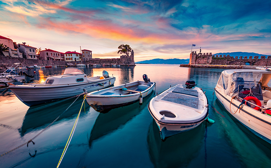 Το λιμάνι της Ναυπάκτου στο ηλιοβασίλεμα Το λιμάνι της Ναυπάκτου στο ηλιοβασίλεμα