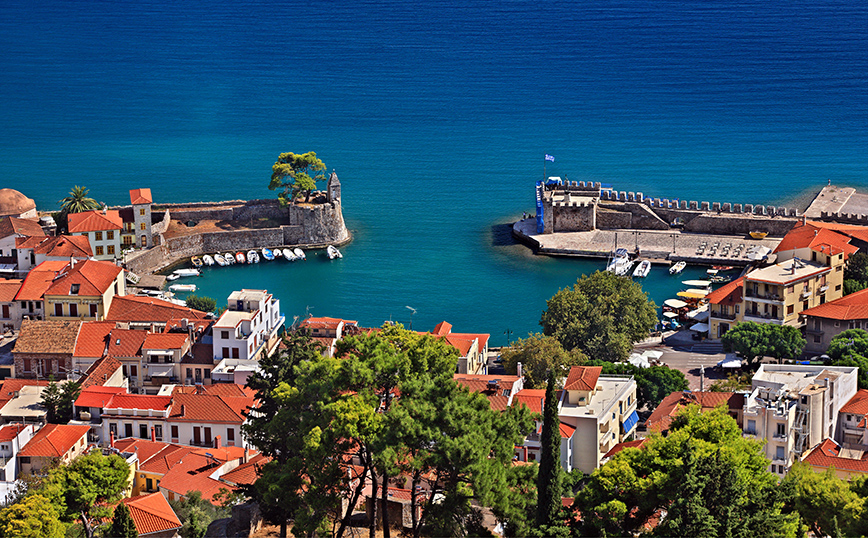 Το λιμάνι της Ναυπάκτου από ψηλά Το λιμάνι της Ναυπάκτου από ψηλά