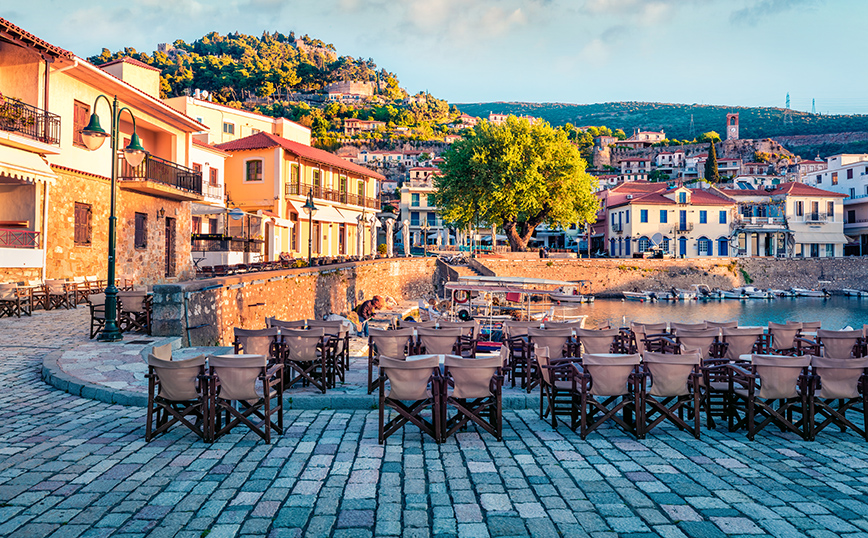 Παραδοσιακά σπίτια και πέτρινα δρομάκια στο λιμάνι της Ναυπάκτου Παραδοσιακά σπίτια και πέτρινα δρομάκια στο λιμάνι της Ναυπάκτου