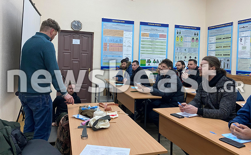 Πόλεμος στην Ουκρανία: Πολίτες εκπαιδεύονται στα όπλα στην Οδησσό Πόλεμος στην Ουκρανία: Πολίτες εκπαιδεύονται στα όπλα στην Οδησσό