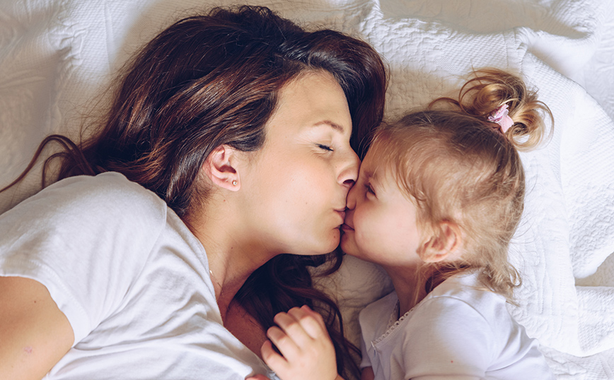 Μαμά φιλάει την κόρη της Μαμά φιλάει την κόρη της