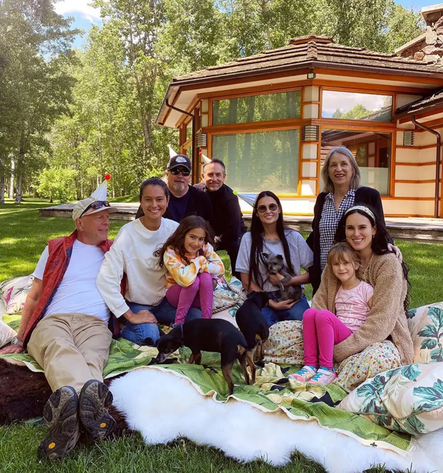 Γουίλις, Μουρ και η οικογένειά τους Γουίλις, Μουρ και η οικογένειά τους