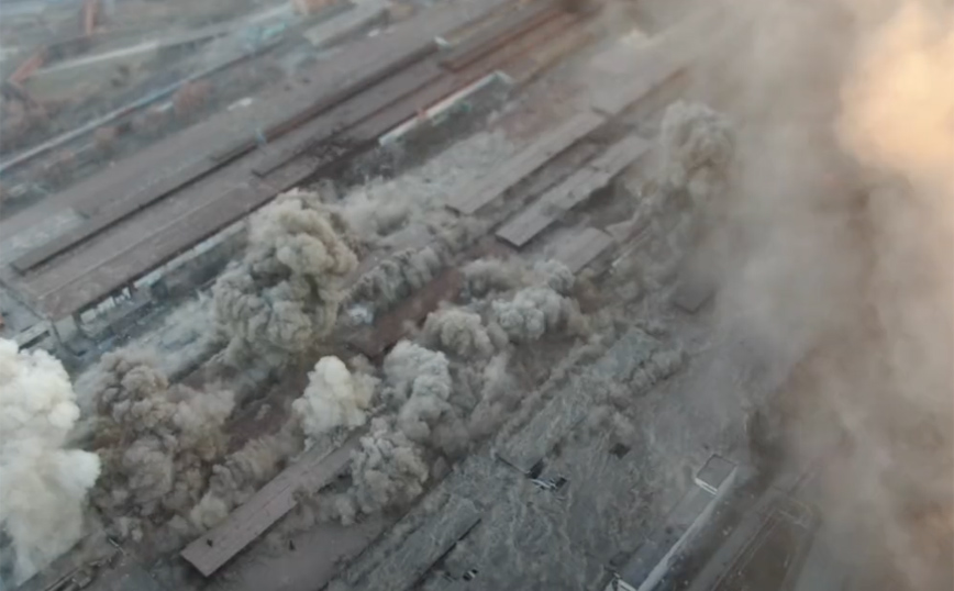Εικόνες χάους με ρωσικούς βομβαρδισμούς σε εργοστάσια στη Μαριούπολη