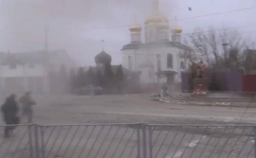 Πόλεμος στην Ουκρανία: Η σοκαριστική στιγμή που οβίδα πέφτει πάνω σε αμάχους στην πόλη Ιρπίν
