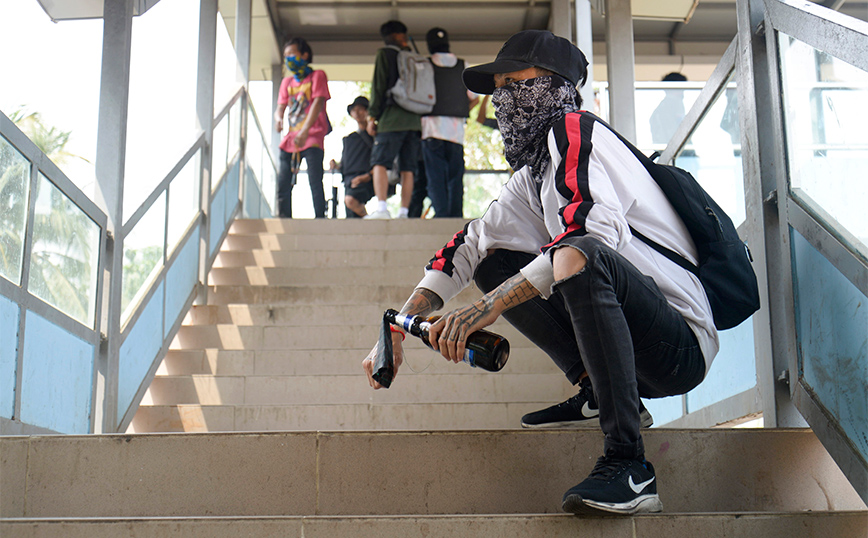 βόμβες μολοτοφ στη Μιανμάρ βόμβες μολοτοφ στη Μιανμάρ