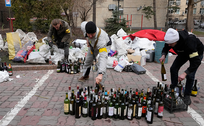 Παρασκευή βομβών μολότοφ στην Ουκρανία Παρασκευή βομβών μολότοφ στην Ουκρανία