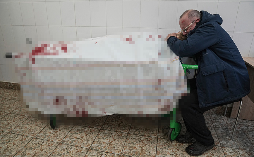 Εικόνα γροθιά στο στομάχι: Πατέρας κλαίει πάνω από το άψυχο σώμα του έφηβου γιου του στη Μαριούπολη