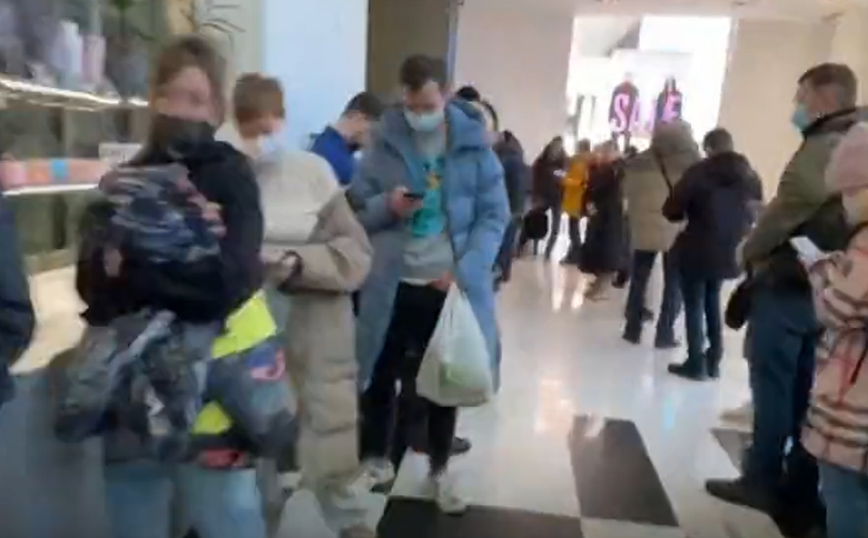 Οι Ρώσοι τρέχουν στα ΑΤΜ φοβούμενοι για τις αποταμιεύσεις τους &#8211; Ουρές στις τράπεζες