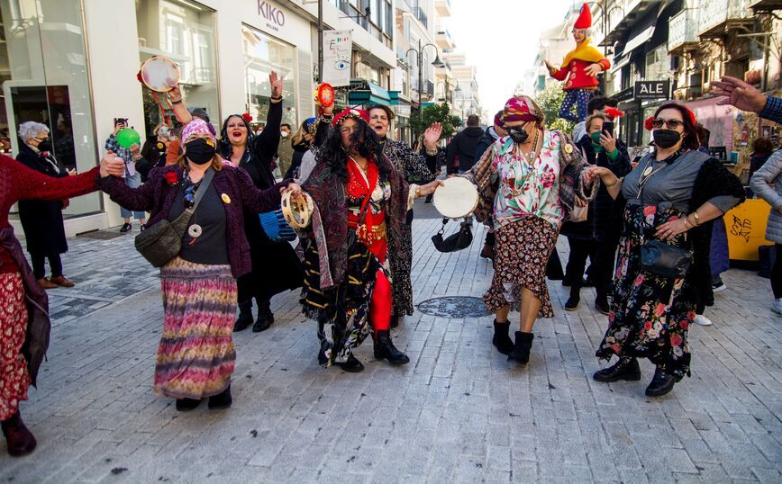 Πατρινό καρναβάλι: Σε καρναβαλικούς ρυθμούς η Πάτρα ακόμη και χωρίς τη μεγάλη παρέλαση