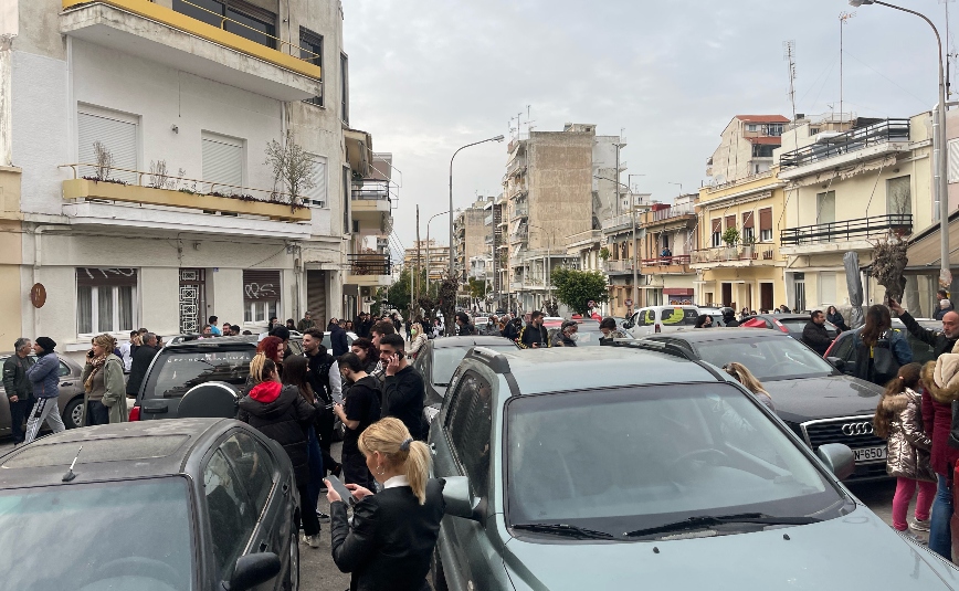 Πλήθος κόσμου έξω από το σπίτι της Ρούλας Πισπιρίγκου Πλήθος κόσμου έξω από το σπίτι της Ρούλας Πισπιρίγκου