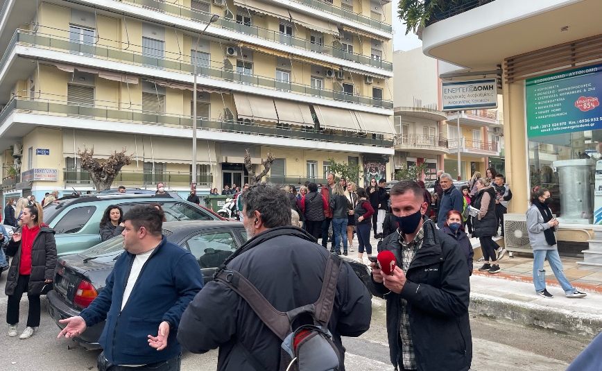 Νεκρά παιδιά στην Πάτρα: Πλήθος κόσμου έξω από το σπίτι της Ρούλας Πισπιρίγκου – Φωνάζουν «ντροπή»