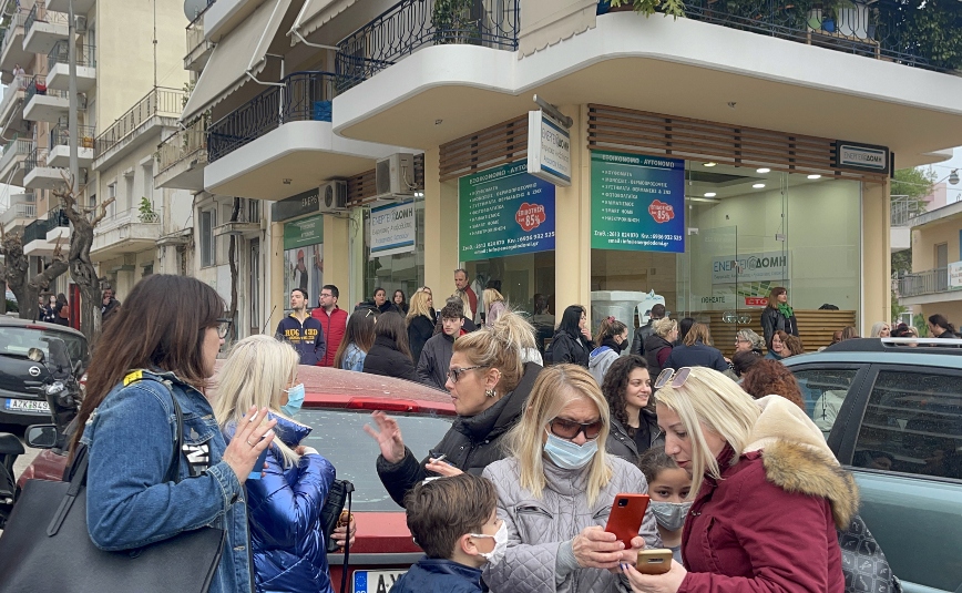 Πλήθος κόσμου έξω από το σπίτι της Ρούλας Πισπιρίγκου Πλήθος κόσμου έξω από το σπίτι της Ρούλας Πισπιρίγκου