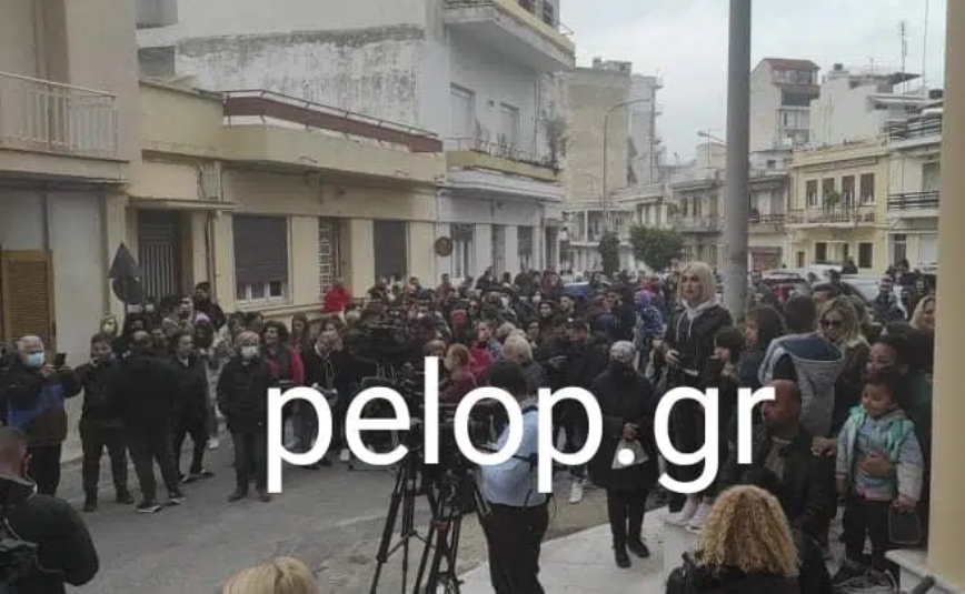 Πλήθος κόσμου έξω από το σπίτι της Ρούλας Πισπιρίγκου Πλήθος κόσμου έξω από το σπίτι της Ρούλας Πισπιρίγκου