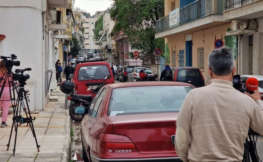 Νεκρά παιδιά στην Πάτρα: Κόσμος έξω από το σπίτι της Ρούλας Πισπιρίγκου – Έφτασε και ο πατέρας του Μάνου