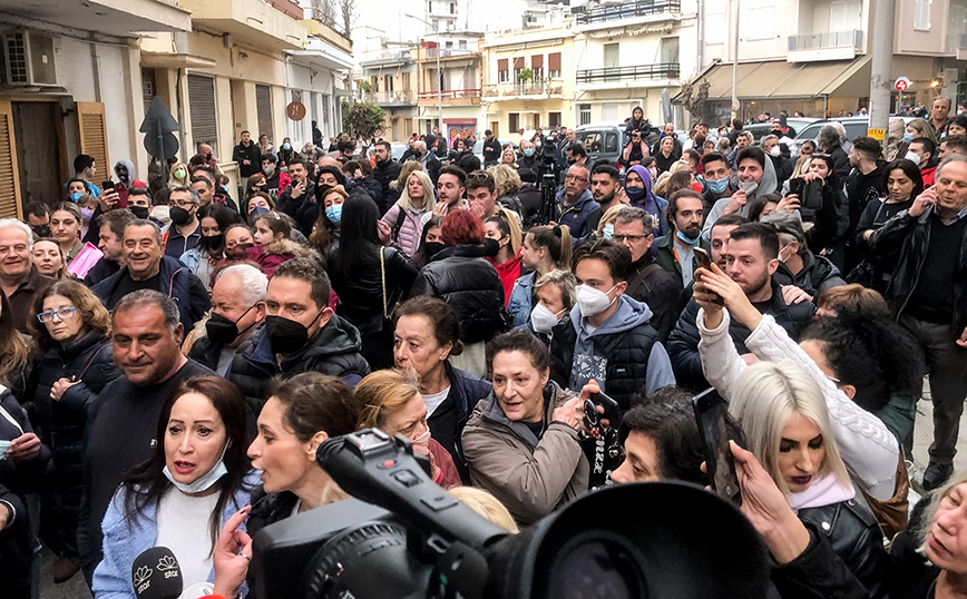 Κόσμος έξω από το σπίτι της Πισπιρίγκου