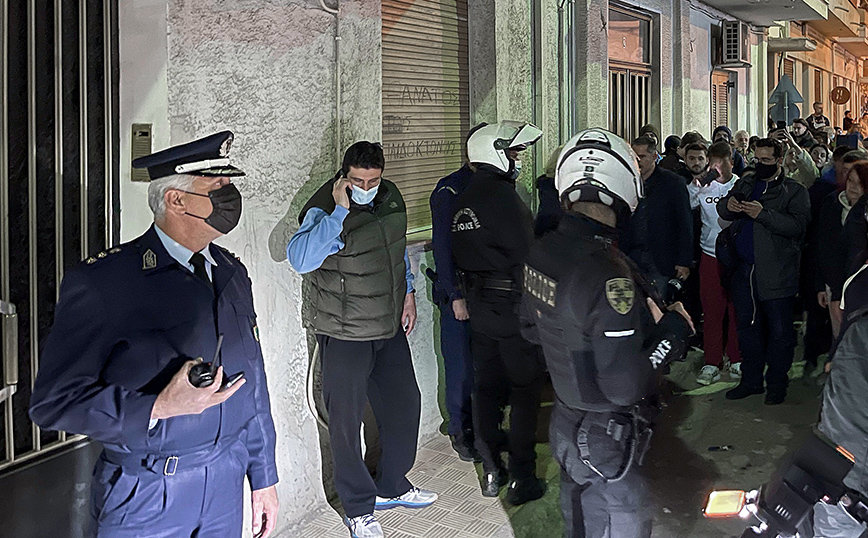 Κόσμος έξω από το σπίτι της Πισπιρίγκου