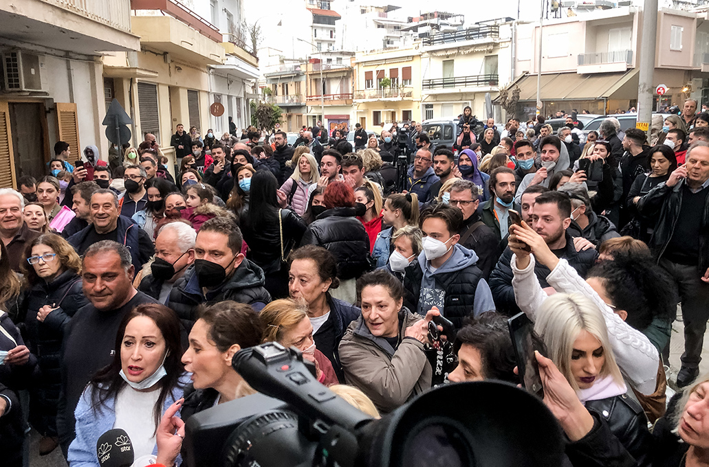 Πάτρα: Εικόνες με το οργισμένο πλήθος έξω από το σπίτι της Ρούλας Πισπιρίγκου