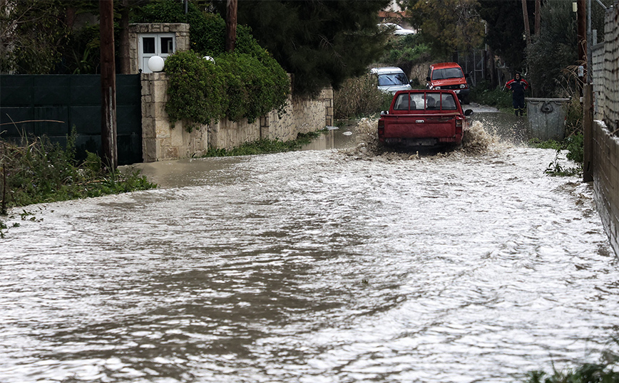 Κρήτη: Πλημμύρισε το Ηράκλειο &#8211; Με βάρκα ο απεγκλωβισμός 22 ατόμων από πάρκινγκ
