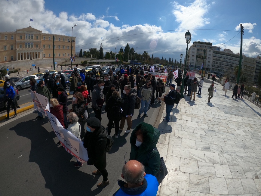 Διαμαρτυρία υγειονομικών μπροστά από τη Βουλή – Κλειστή η Βασιλίσσης Σοφίας