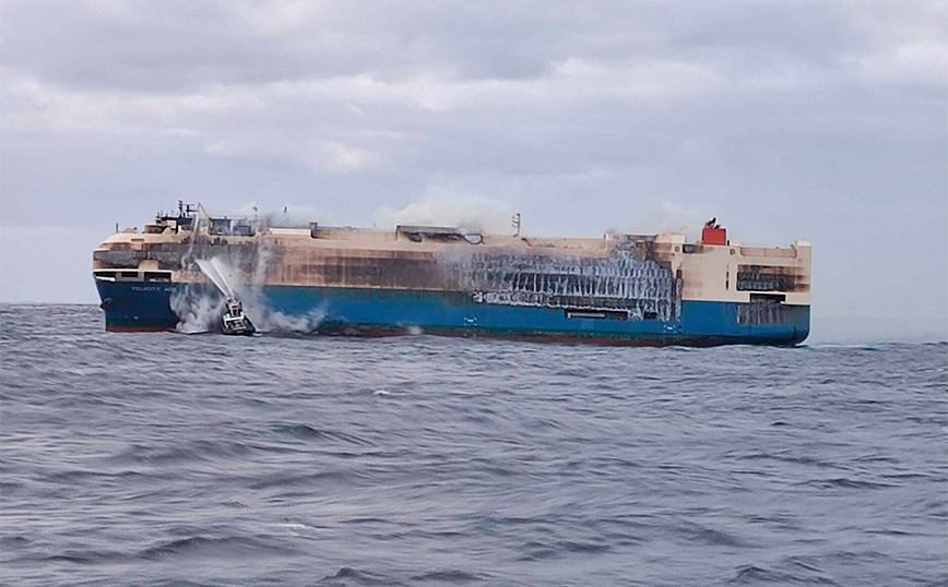 Πλοίο στις Αζόρες έπιασε φωτιά Πλοίο στις Αζόρες έπιασε φωτιά