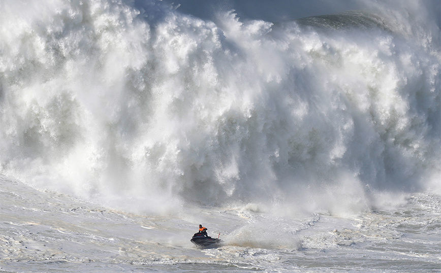 Τεράστια κύματα στην Πορτογαλία Τεράστια κύματα στην Πορτογαλία