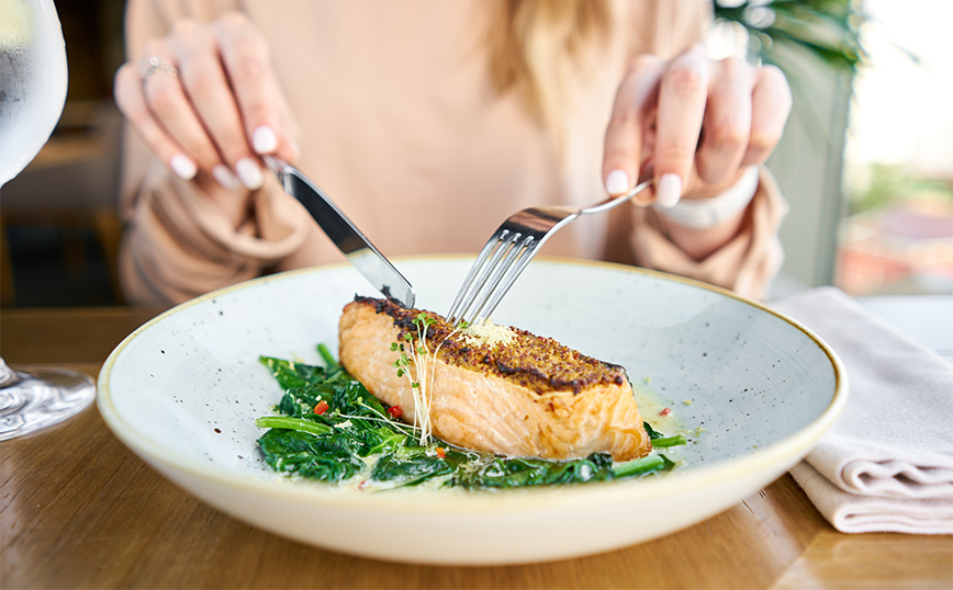 Γυναίκα τρώει σολομό Γυναίκα τρώει σολομό