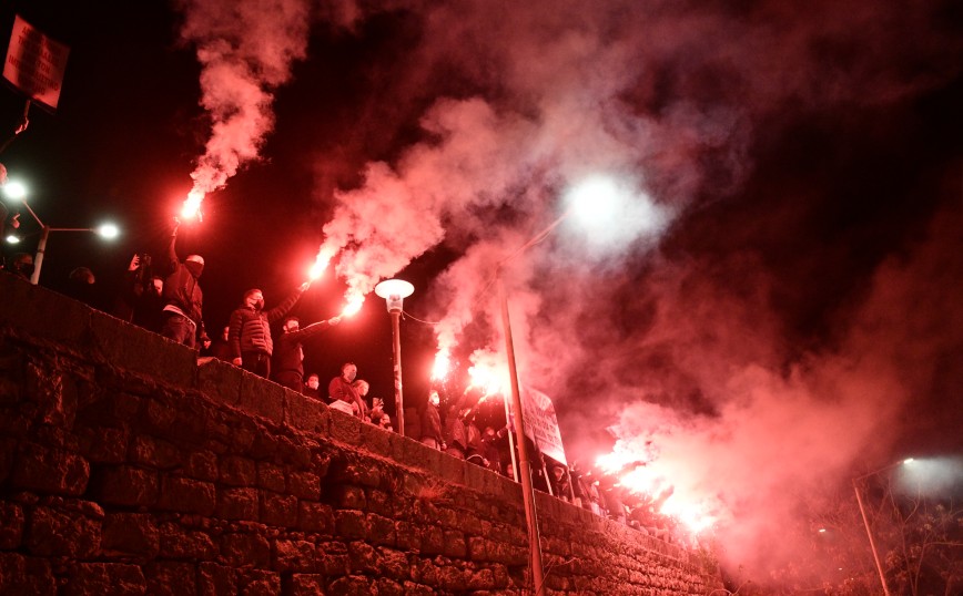 Πυρσούς άναψαν οι διαδηλωτές απέναντι στο Σαρλ Ντε Γκολ στον Πειραιά