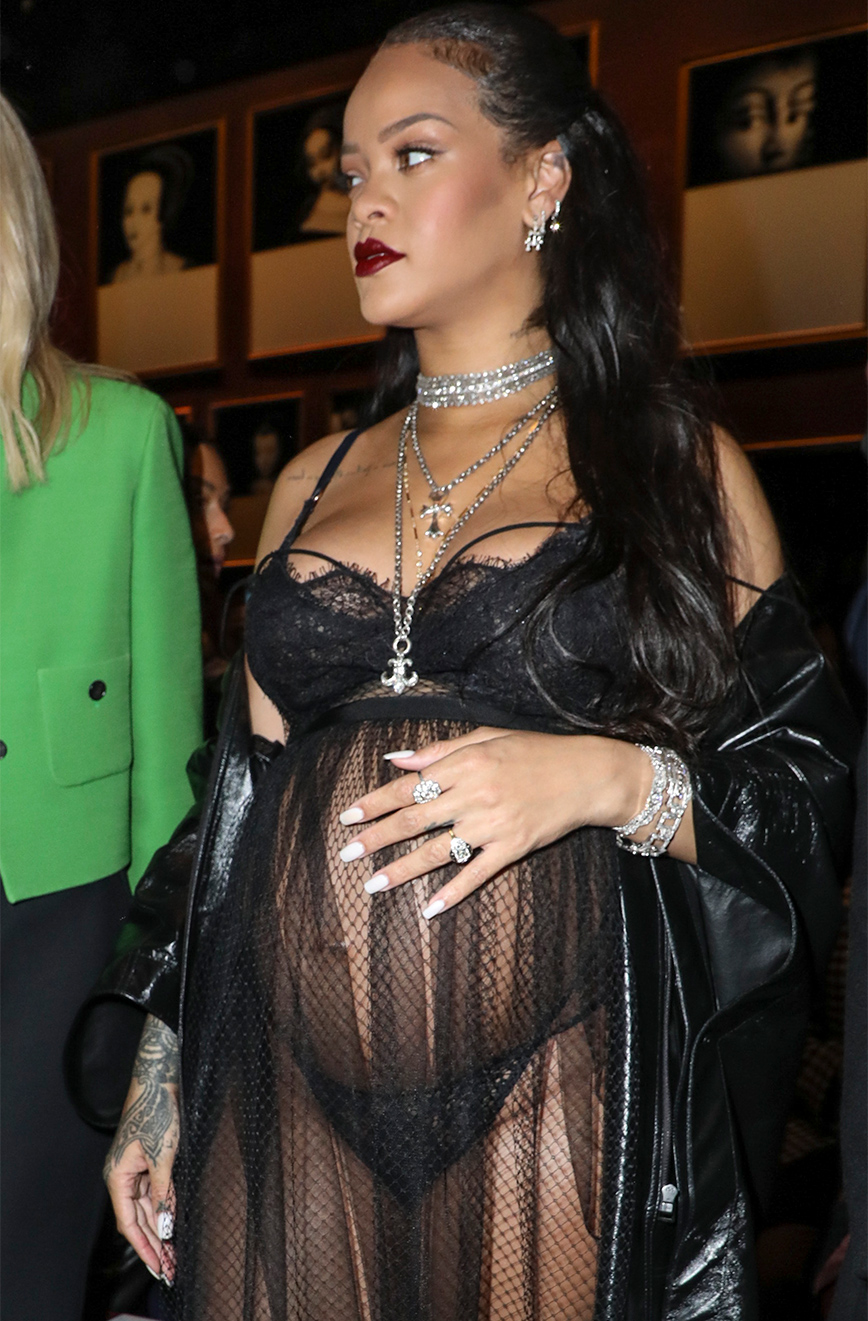 Εντυπωσιακή η Rihanna στο σόου του Dior Εντυπωσιακή η Rihanna στο σόου του Dior