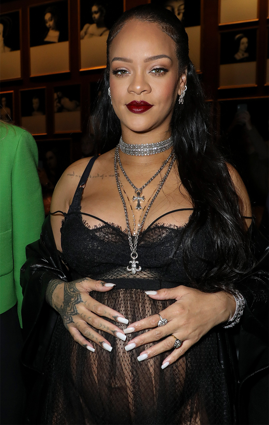 Εντυπωσιακή η Rihanna στο σόου του Dior Εντυπωσιακή η Rihanna στο σόου του Dior