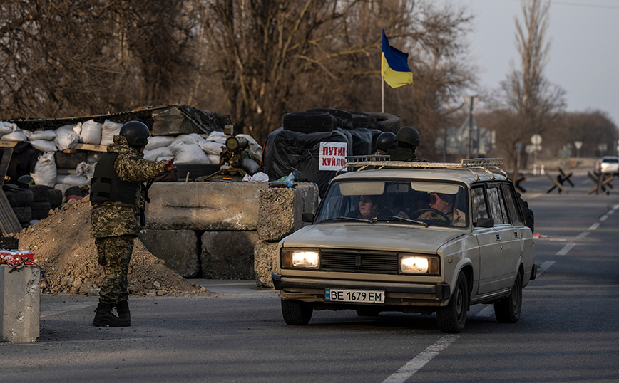 Πόλεμος στην Ουκρανία: Ρώσοι εισέβαλαν στο προεδρικό γραφείο της Κριμαίας &#8211; Κατέβασαν την ουκρανική σημαία