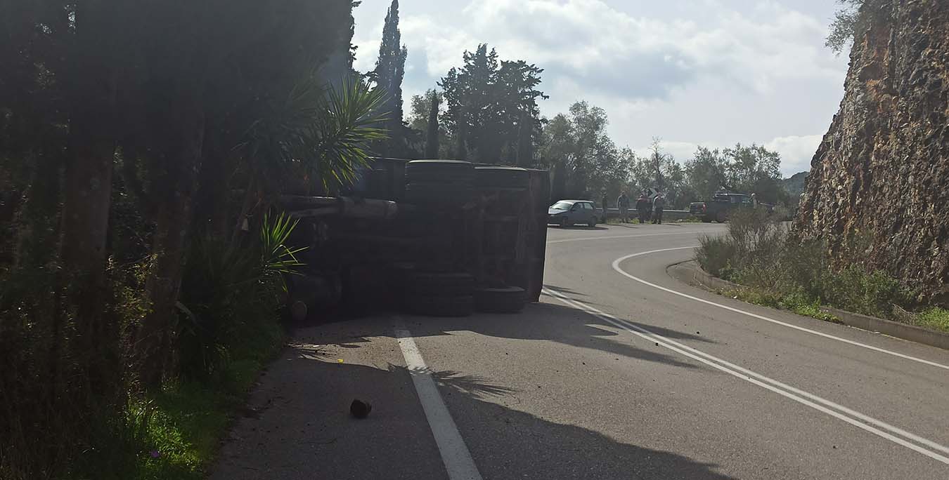 Σφοδρό τροχαίο με ανατροπή φορτηγού στο Σαμάρι Αιτωλοοακαρνανίας Σφοδρό τροχαίο με ανατροπή φορτηγού στο Σαμάρι Αιτωλοοακαρνανίας