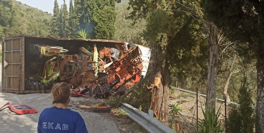 Εικόνες από αναποδογυρισμένο φορτηγό με σίδερα στην Αιτωλοακαρνανία: Σκοτώθηκε ο οδηγός
