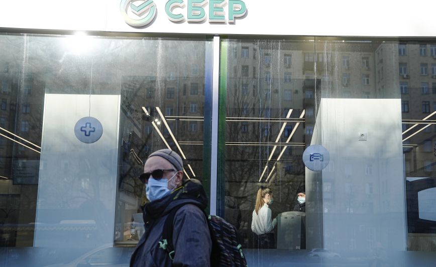 Fitch και Moody’s υποβάθμισαν τη Ρωσία σε «junk» – Κατρακυλά κι άλλο το ρούβλι