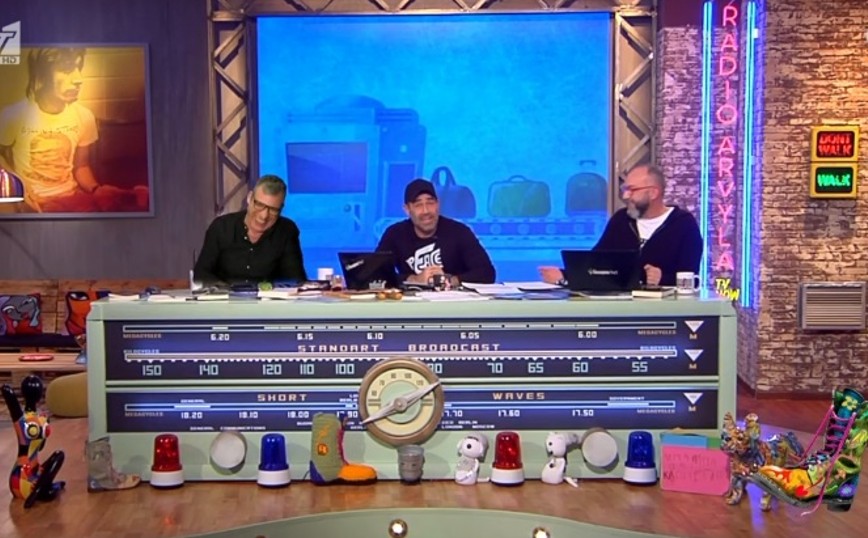 Ράδιο Αρβύλα: Αν και με κορονοϊό, ο Γιάννης Σερβετάς «βρέθηκε» στο πλατό – Κανάκης: «Γατάκια της ειδησεογραφίας…»