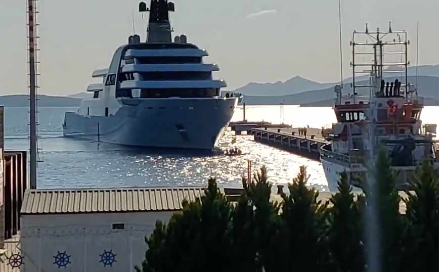 Ρόμαν Αμπράμοβιτς: Βίντεο με το υπερπολυτελές γιοτ του «Solaris» να δένει στην Τουρκία