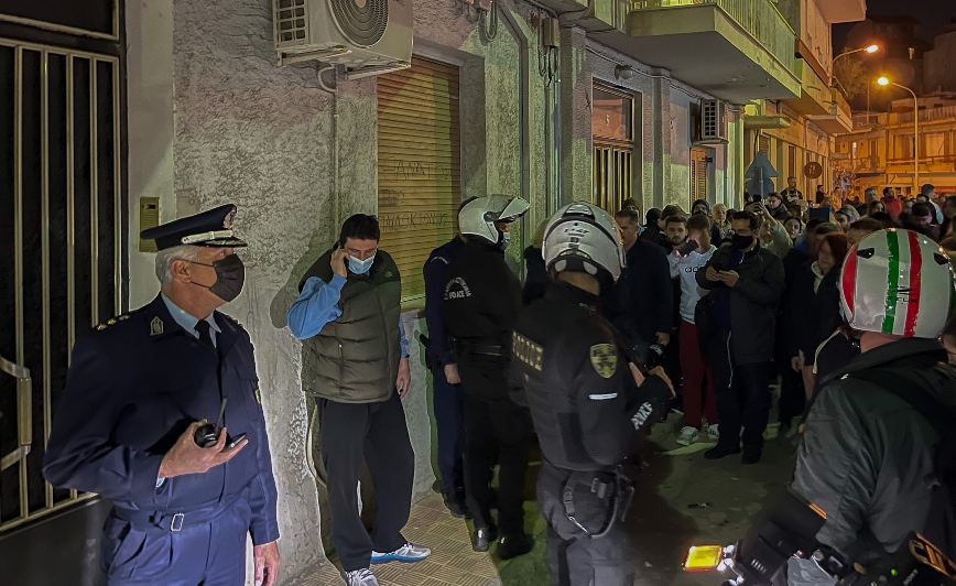 Νεκρά παιδιά στην Πάτρα: Βράδυ οργής έξω από το σπίτι της Ρούλας Πισπιρίγκου – Αστυνομία στην πόρτα