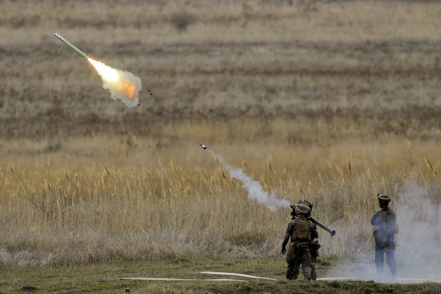 Πόλεμος στην Ουκρανία: S-300, UAVs-καμικάζι, Stinger &#8211; Αυτά τα ισχυρά όπλα στέλνουν οι ΗΠΑ