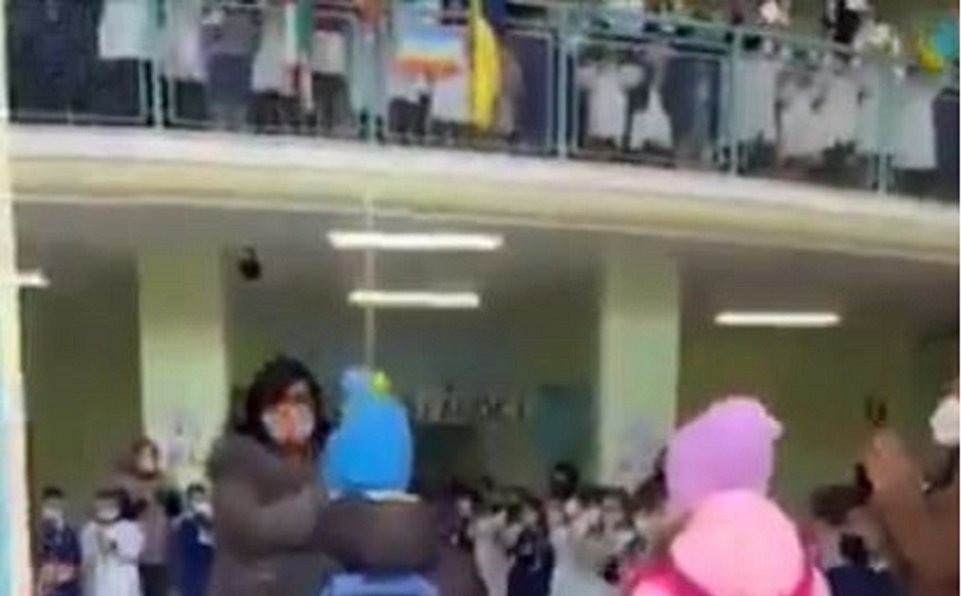 Πόλεμος στην Ουκρανία: Συγκινητική υποδοχή προσφυγόπουλων σε σχολείο της Νάπολης