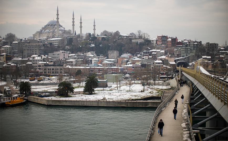 Παρέλυσε από το χιόνι η Τουρκία: Ακυρώθηκαν πτήσεις, έκλεισαν σχολεία