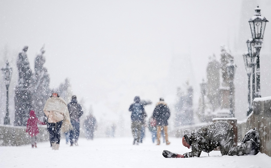 Ανθρωπος ζητά χρήματα στην Πράγα Ανθρωπος ζητά χρήματα στην Πράγα