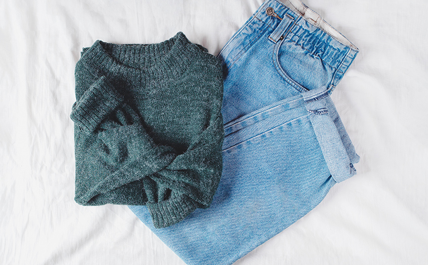 mom τζιν με πουλόβερ mom τζιν με πουλόβερ