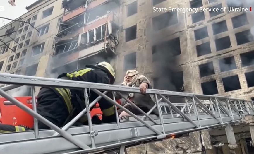 Συγκλονίζουν οι εικόνες με τη διάσωση γυναίκας από βομβαρδισμένη πολυκατοικία στο Κίεβο