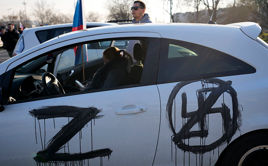 Μία σβησμενη σβάστιγκα και ένα Ζ σε ένα όχημα Μία σβησμενη σβάστιγκα και ένα Ζ σε ένα όχημα