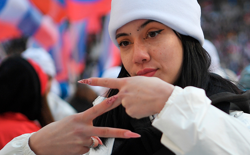 Γυναίκα φτιάχνει το γράμμα Ζ με τα δάχτυλά της Γυναίκα φτιάχνει το γράμμα Ζ με τα δάχτυλά της